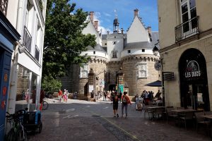 Китайските железници се справят с 12,24 милиона пътувания на първия ден от ажиотажния сезон на Пролетния фестивал