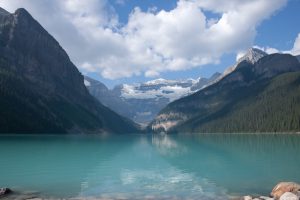 Над 700 генеративни продукта с голям модел на AI завършват подаване в Китай