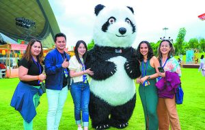 Италианският туристически блогър се натъква на бавни моменти в тропическите гори на Юнан