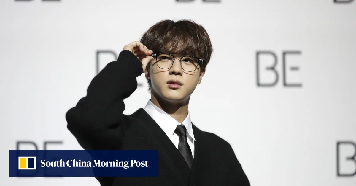 Южна Корея обвинява японка за насилствена целувка на Джин от BTS