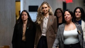 Обвинителката на Харви Уайнстийн Кая Сокола е съдена за клевета от сестра си