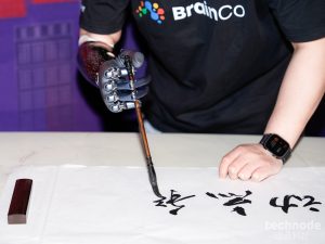 BrainCo реализира киборг технологии днес, докато Мъск мечтае