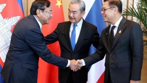 Управляващата партия в Тайланд ухажва гласоподавателите, като обещава да прекрати конфликта в Камбоджа, да затвори центровете за измами