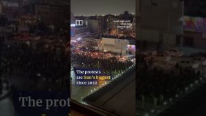 Протести обхващат Иран на фона на прекъсването на интернет, докато държавната телевизия предупреждава за жертви