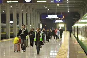 Чунцин пуска късни нощни влакове за пътуване по случай Пролетния фестивал