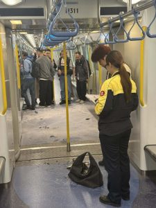 400 души бяха евакуирани, след като захранващата банка се запали във влака MTR в Хонконг