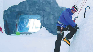 Забавлението достигна нови висоти в центъра за ледено катерене