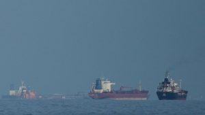 Суровият петрол спада, докато САЩ се приближават към сделката на Иран за повторно отваряне на Ормузкия пролив