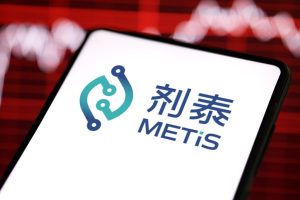 Акциите на разработчика на AI лекарства Metis скочиха след IPO в Хонконг