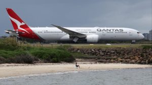Полетът на Qantas Мелбърн-САЩ беше отклонен, след като мъж ухапа член на екипажа
