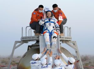Астронавтите от Shenzhou XXI се завръщат след 7 месеца в космоса